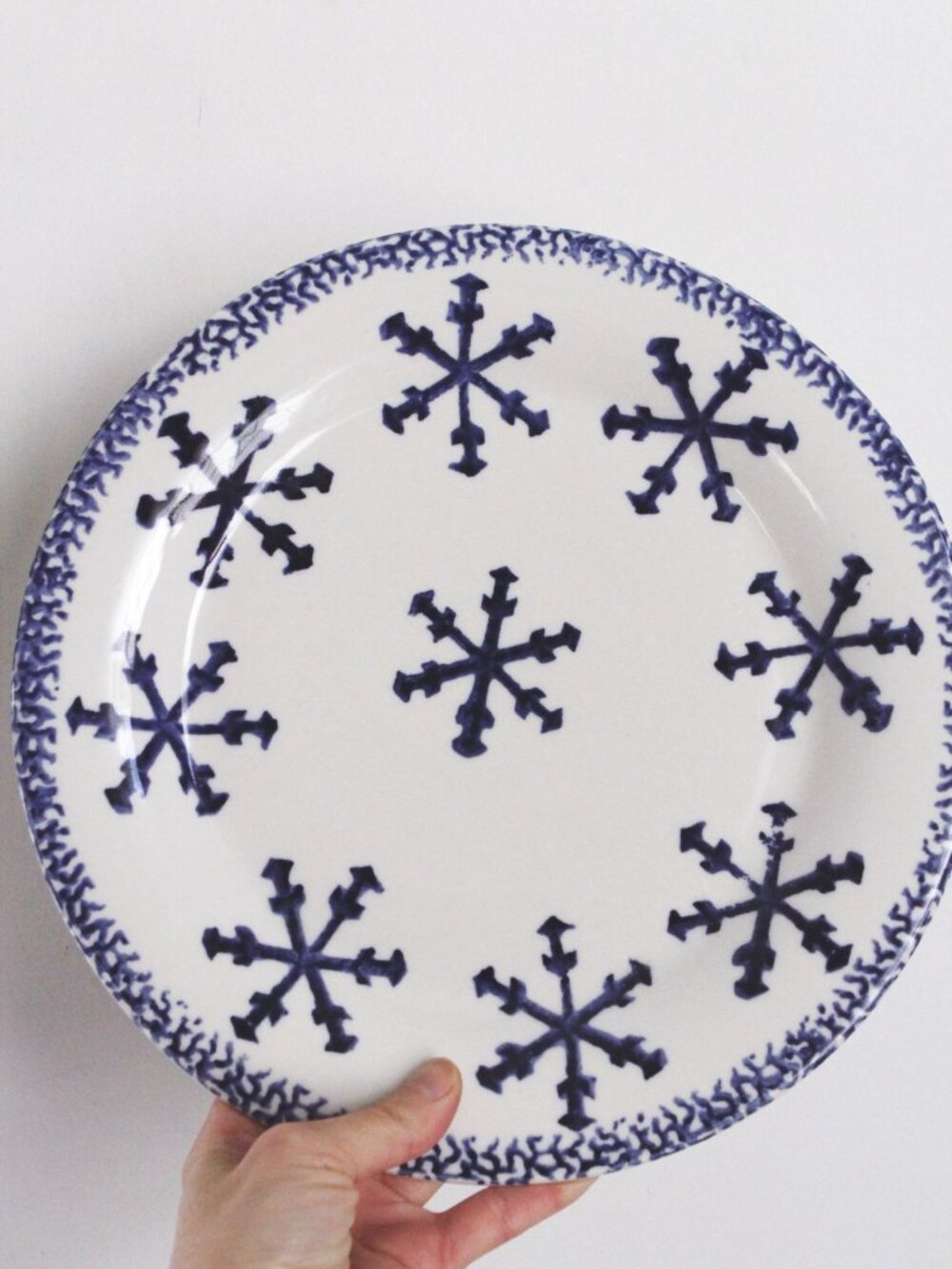 Vintage Holiday Snowflake Pattern Ceramic Dinner Plates Gibson Set Of 8 Blue Whi - Picture 5 of 7